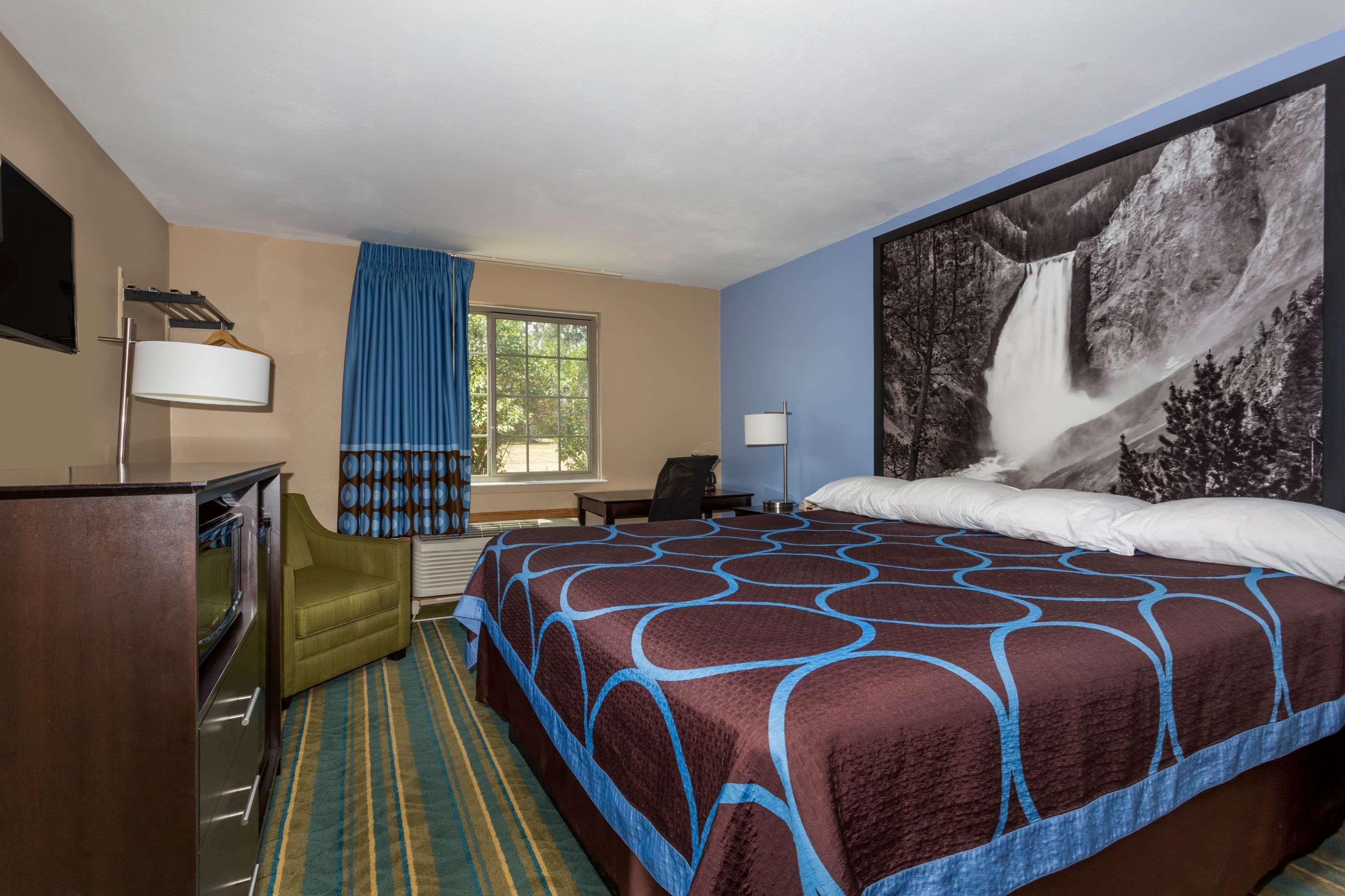 Super 8 By Wyndham Douglas Exterior photo